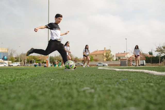 Jugando al futbol después de las clases