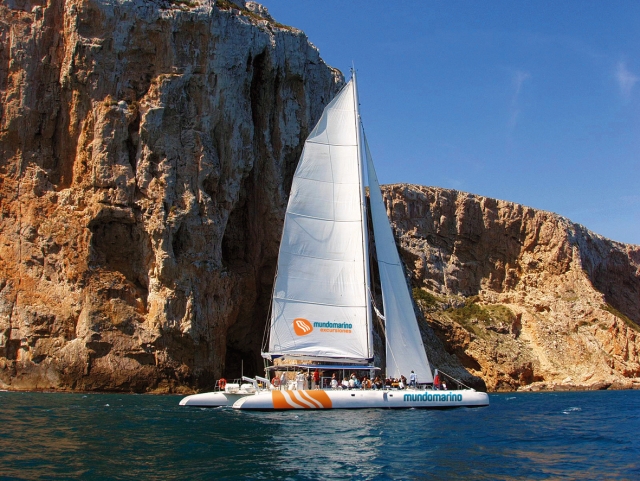  Esplorare le grotte in catamarano 