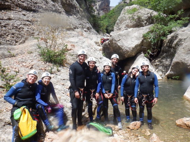  Grupo de amigos experimentando canyoning 