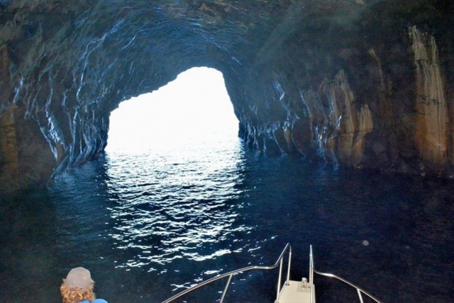 Nuestra embarcación saliendo despacio del interior de una cueva marina