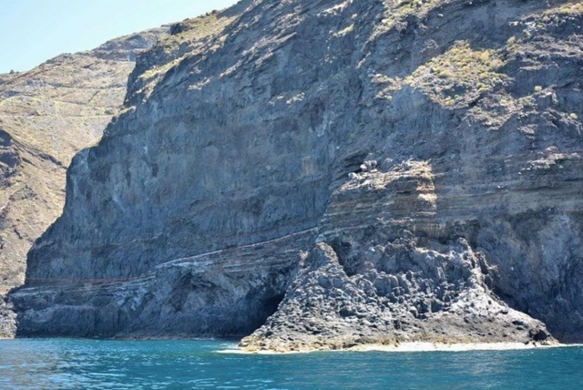 Uno de los arcos de piedra naturales que te puedes encontrar en el medio del mar