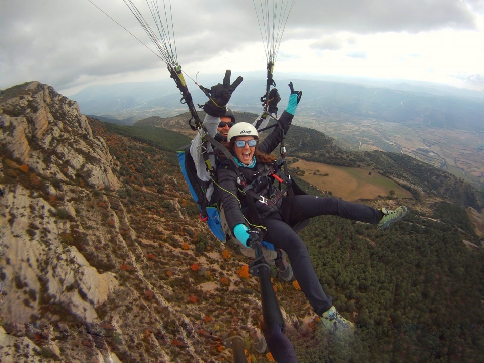 Las vistas durante el vuelo en parapente Las vistas durante el vuelo en parapente