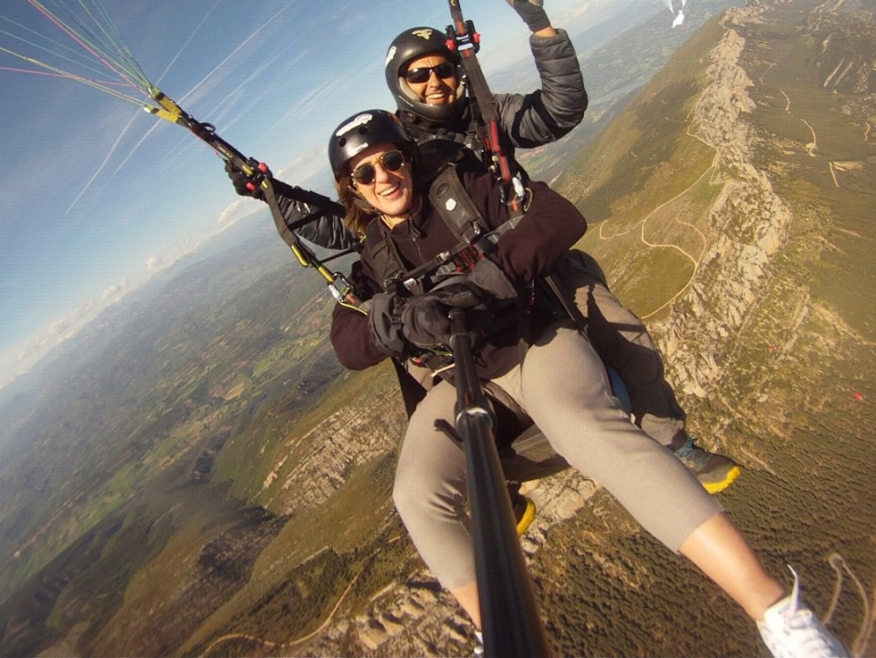 Sorprendidos volando entre las nubes con el parapente Sorprendidos volando entre las nubes con el parapente