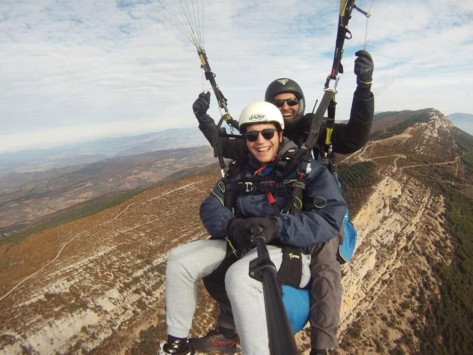 Las vistas del valle de áger durante el vuelo