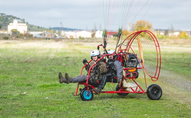 Antes de alzar el vuelo en paramotor