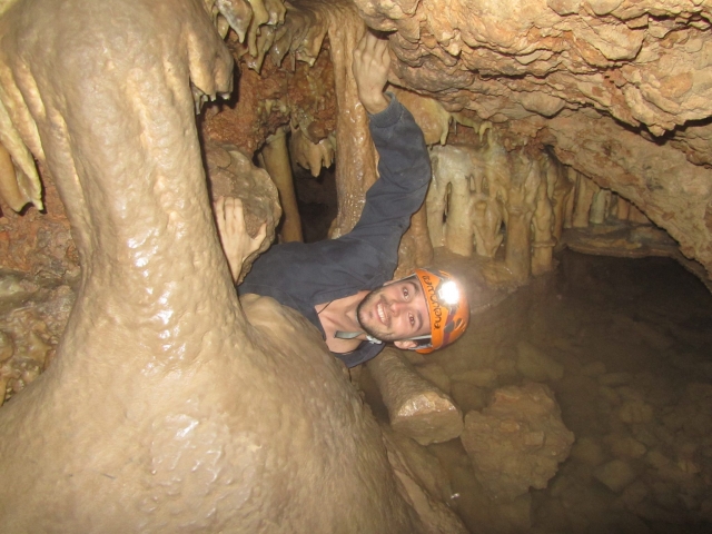  Um usuário espiando entre as diferentes formações que a compõem a caverna