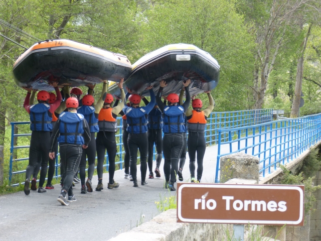  Arriver avec les bateaux à la rivière Tormes 