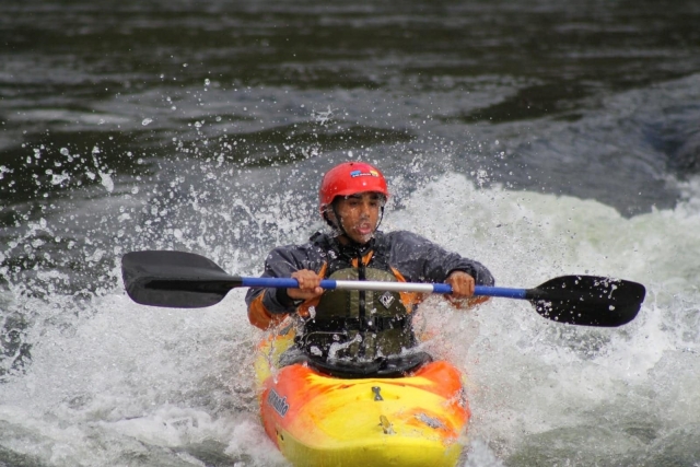  Senti la forza dell'acqua nel tuo kayak individuale 