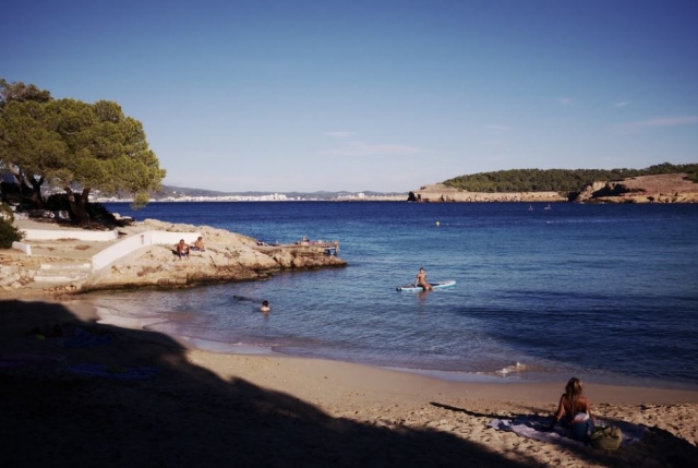  Sulle spiagge di Ibiza è molto comune utilizzare tutti i tipi di imbarcazioni o dispositivi acquatici 