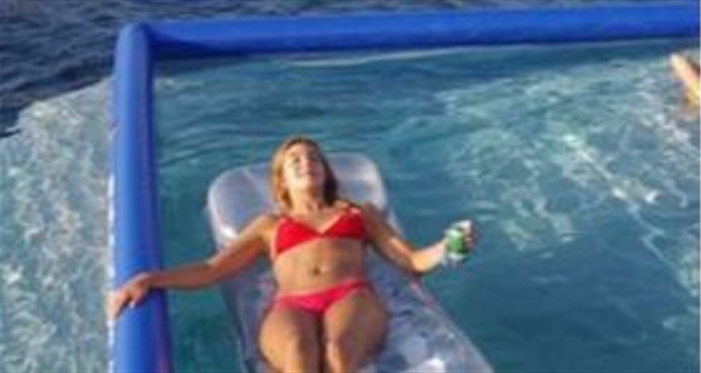 Lleva una tumbona a la piscina y toma el sol en ella