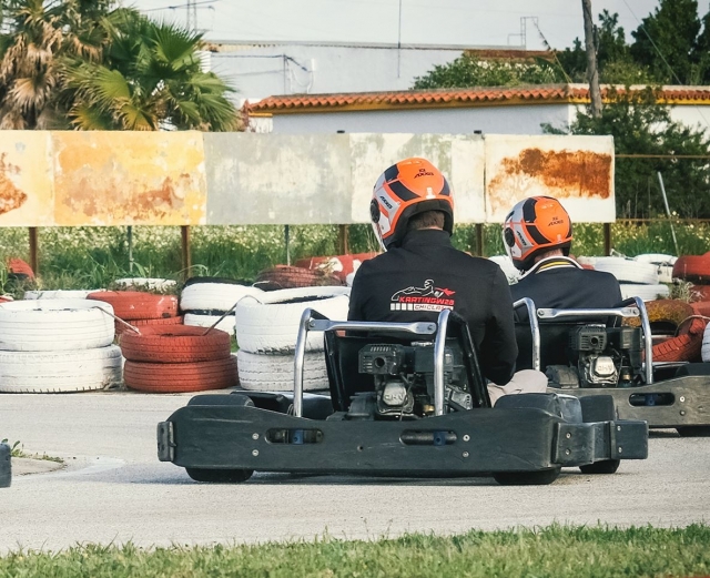 Un piloto de karts sigue la estela de otro