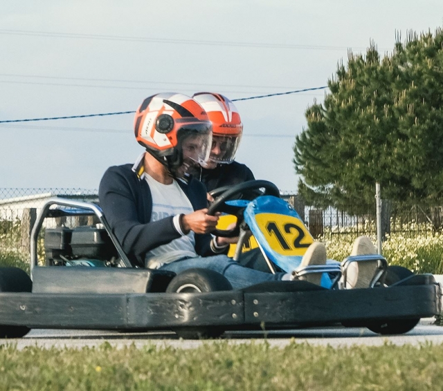 Un usuario pisándole los talones a otro conductor de karts