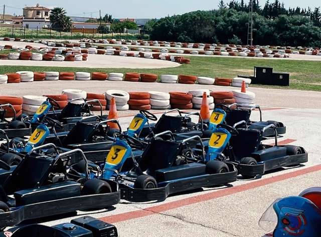 Varios karts vacíos en la parrilla de salida