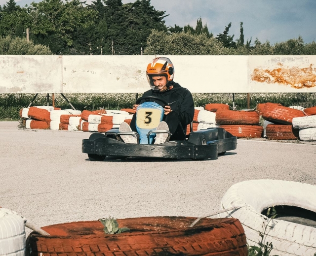  Un utilisateur pleinement concentré sur la piste