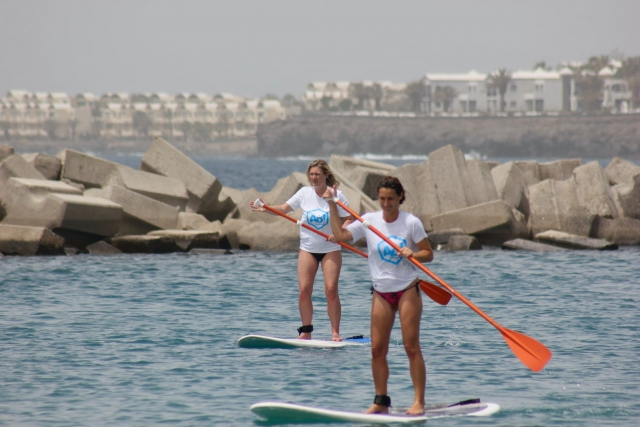  Paddle surfing 