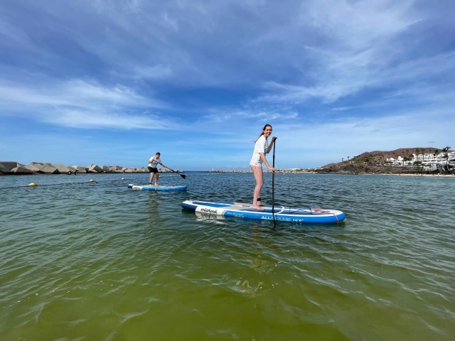  Paddle surfing 