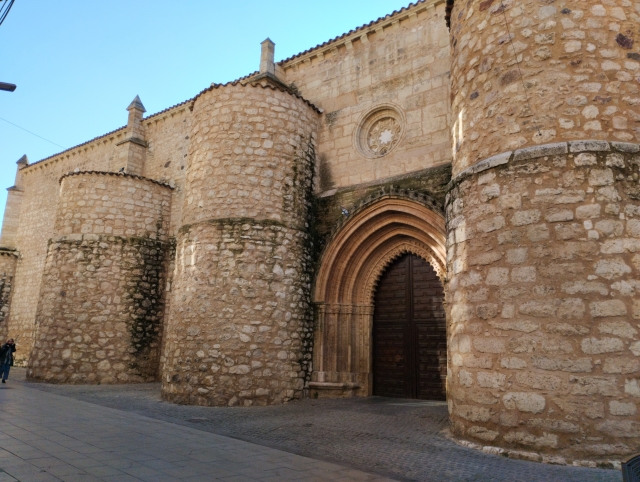 Iglesia de San Pedro por uno de sus laterales