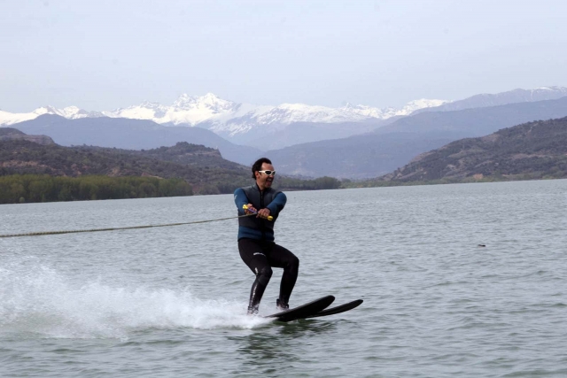  Halten Sie sich mit aller Kraft fest und spüren Sie den Nervenkitzel, über das Wasser zu gleiten, als ob Sie fliegen würden