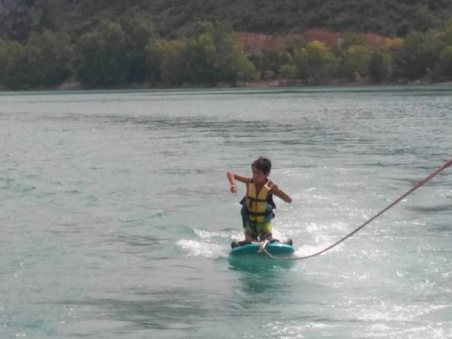  Un bambino che prova il wakeboard sul Lago Barasona 
