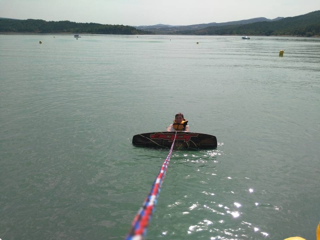  Un bambino aspetta che la barca inizi ad alzarsi 