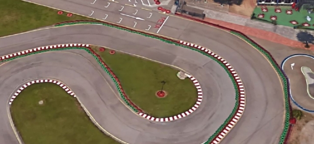  Une autre vue aérienne du circuit avec ses courbes et ses lignes droites
