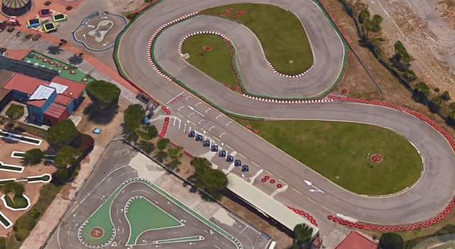  Une vue panoramique du grand circuit où se déroule le Grand Prix de karting 