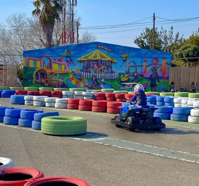 Un niño manejando por el circuito habilitado para cuatrimotos