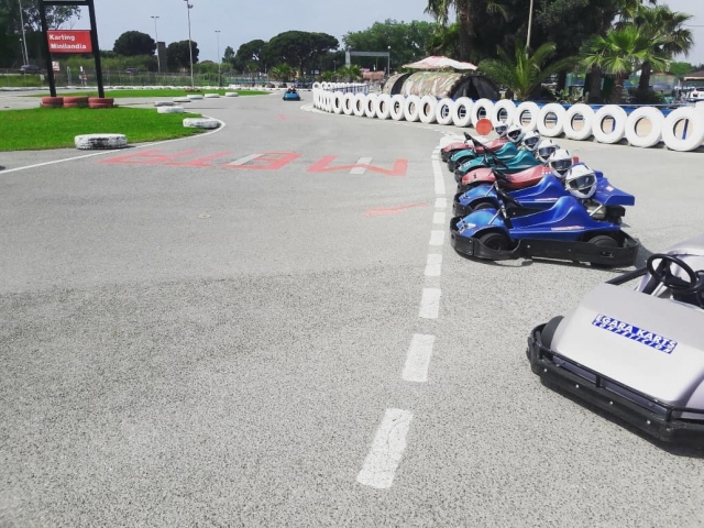  Un petit groupe de karts d'enfants réclamant que quelqu'un les utilise - 999 - Château gonflable situé dans la zone de karting 