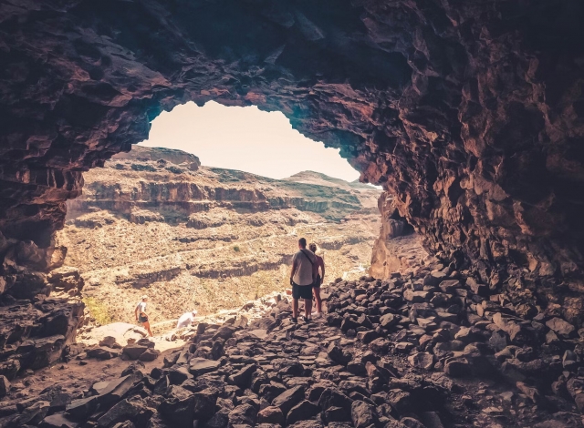  Eine Höhle mit einer großen Öffnung Steinbogen 