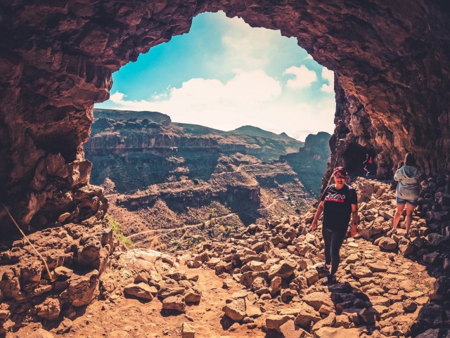 Un arco de piedra en lo alto de la sierra