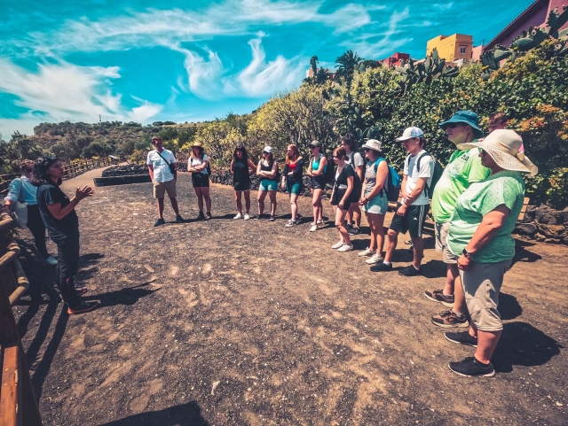 Un grupo de visitantes atendiendo a las explicaciones de nuestro guía