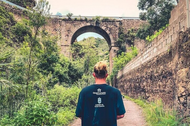 Frente a un puente de pìedra 