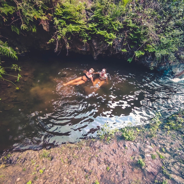Bañándose en una poza de agua