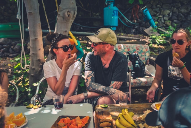 Degustando fruta canaria