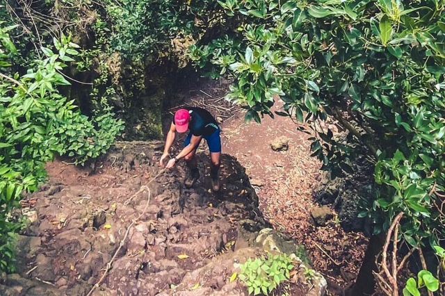  Um usuário tenta escalar uma pedra usando uma corda 