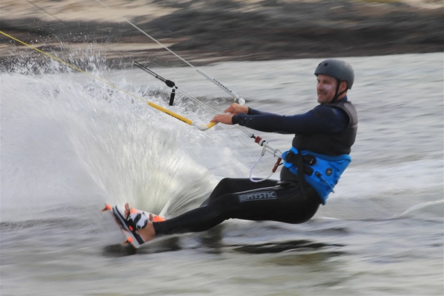 Practicando kitesurf