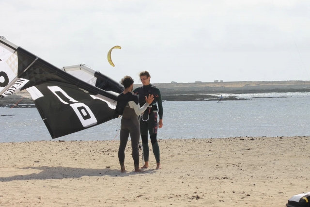 Preparándose para la clase de kitesurf