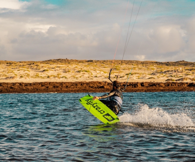 Derrochando clase durante la sesión de kitesurf