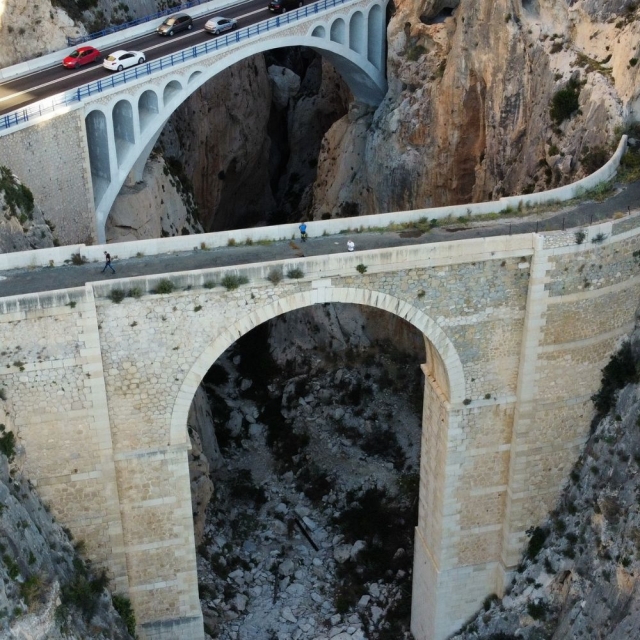 Dos puentes para saltar haciendo puenting