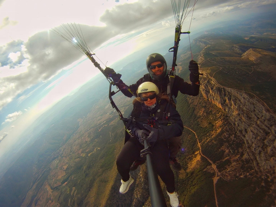 Disfrutando de un vuelo en parapente biplaza