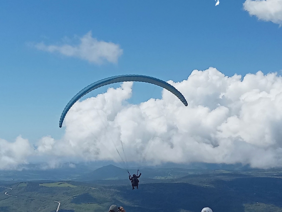 Durante un vuelo en parepente por las montañas de Àger