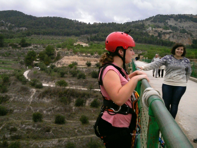  Holding on to the railing of the bridge with maximum concentration 