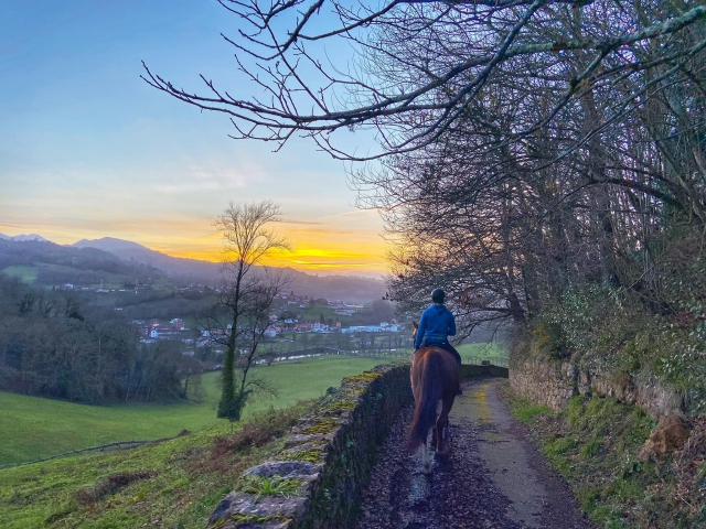 El paisaje típico asturiano al atardecer
