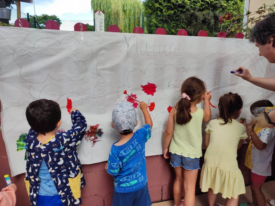  Crianças pintando durante o acampamento 