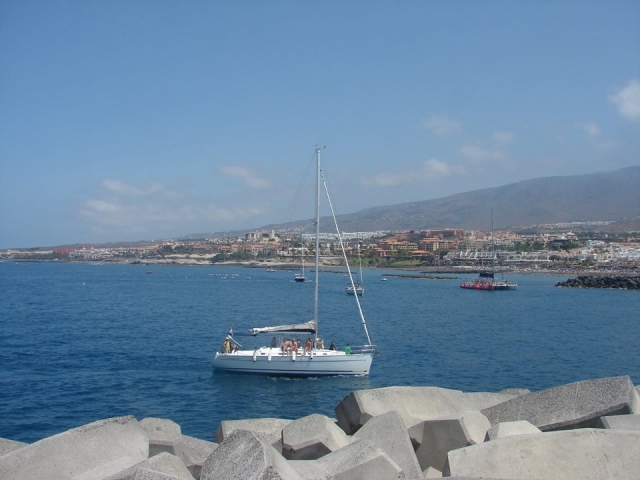 Barca lungo la costa di Tenerife 