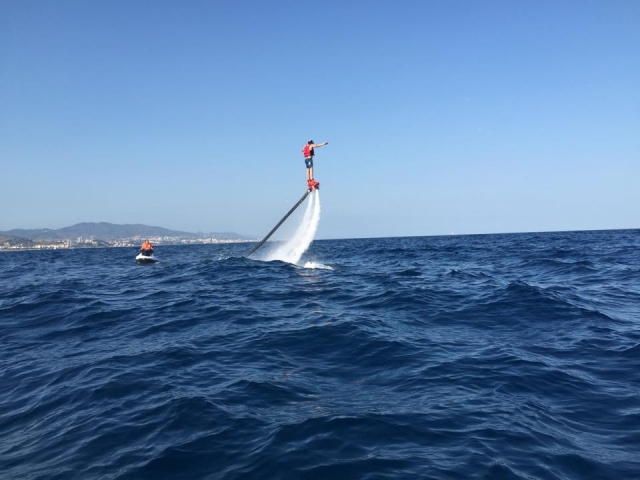  Um usuário sobe à distância graças à pressão exercida pelo jet ski 