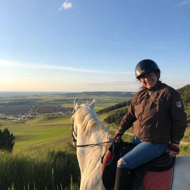 Nuestros monitores os dan la bienvenida a nuestras rutas a caballo