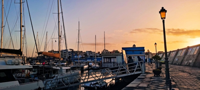 O pôr do sol no porto de La Galleta 