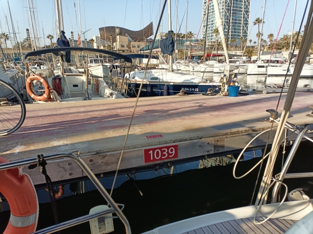  Bateau amarré au port 