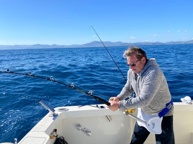  Throwing the fishing rod to catch fish 